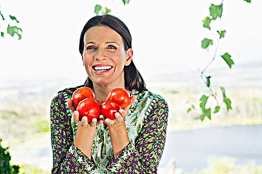 肖像,微笑,成年,女人,拿着,西红柿