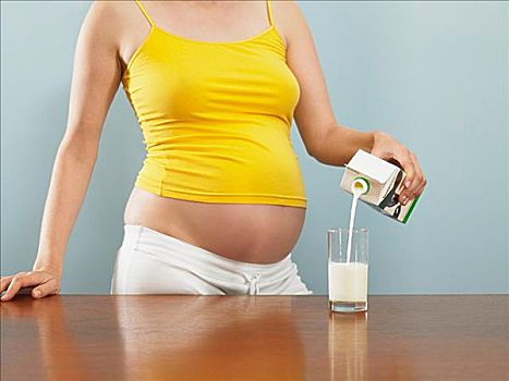 孕妇,倒牛奶