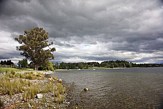 蒂阿瑙湖畔