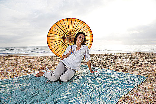 西班牙裔女性,伞,海滩,毯子
