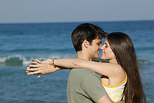 情侣,搂抱,海滩