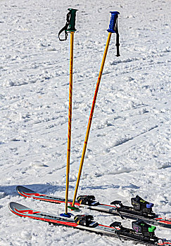 滑雪板和手杖