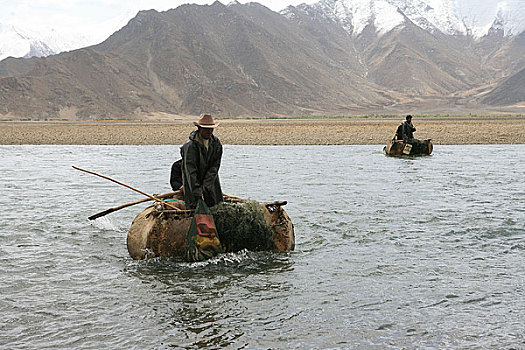 西藏俊巴村村民用牛皮筏子下河捕鱼