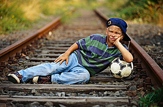 男孩,足球,躺下,铁轨