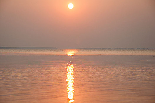 夕阳环境中的湖水
