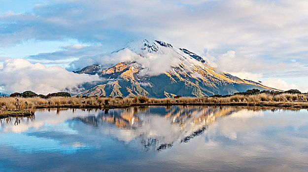 反射,山中小湖,层状火山,塔拉纳基,云,艾格蒙特国家公园,新西兰,大洋洲