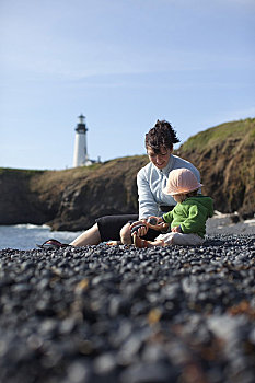 母亲,婴儿,女儿,坐,海滩,远景,靠近,纽波特,俄勒冈,美国