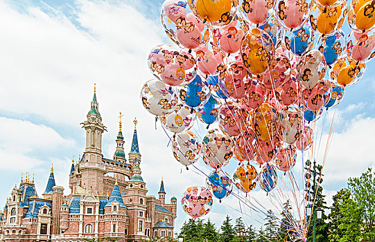 上海迪士尼乐园城堡与气球