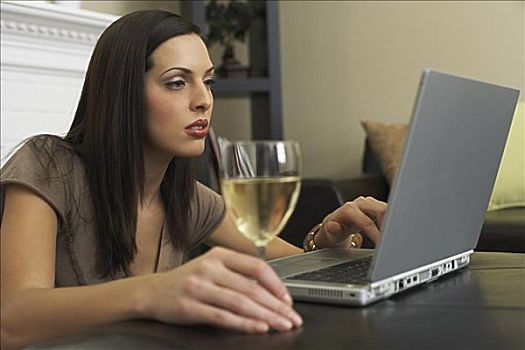 女人,使用笔记本,电脑,杯子,葡萄酒