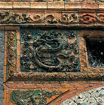 辽宁沈阳昭陵隆恩门拱门上部的雕刻和琉璃装饰细部