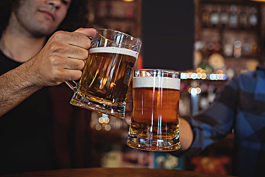 两个,年轻,男人,祝酒,啤酒杯,酒吧