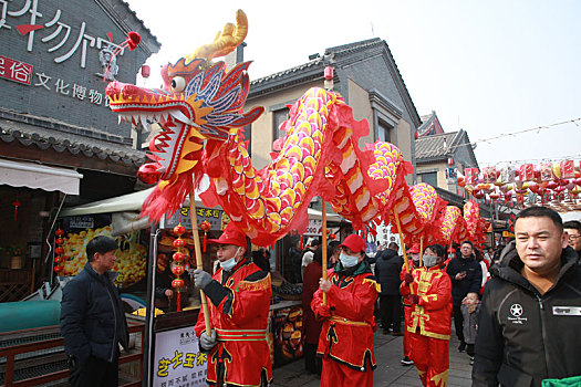 春节庙会精彩纷呈,舞龙舞狮让游客如痴如醉