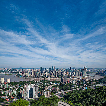 2025年重庆市南岸区南山一棵观景平台上俯瞰重庆渝中区