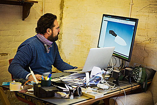 胡须,男人,坐,凌乱,书桌,工作间,看,电脑屏幕,笔记本电脑,图像,刀