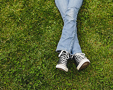 女孩,躺着,草,局部,小腿,穿,运动鞋,蓝色牛仔裤,双腿交叉,踝部