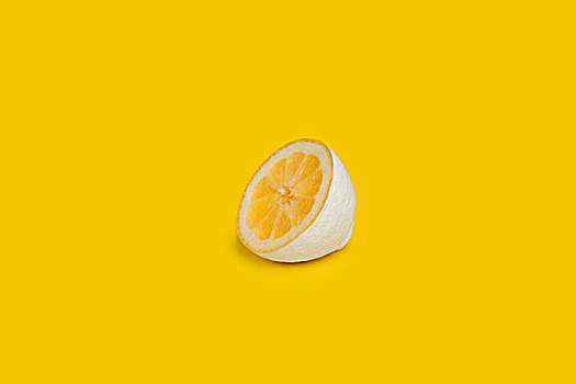 一半,柠檬,涂绘,白色,黄色背景