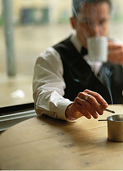 侍者,坐,桌子,咖啡,吸烟,香烟,喝,大杯