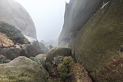 雾锁天柱山