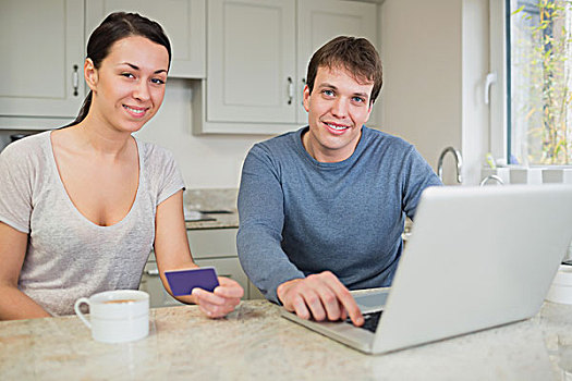 年轻,情侣,网上购物,笔记本电脑,厨房
