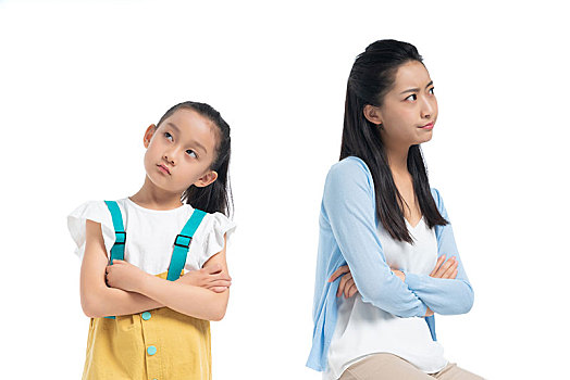 年輕媽媽責(zé)備女兒