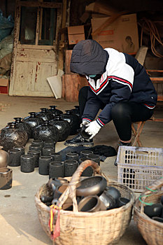 山东省日照市,传承4000年的黑陶出窑,泥火交融中淬炼艺术精品