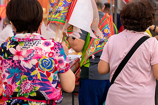 中国鬼节中元普渡丰盛的祭祀品及人们