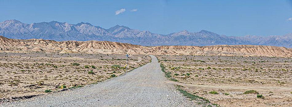 中国西部荒野道路