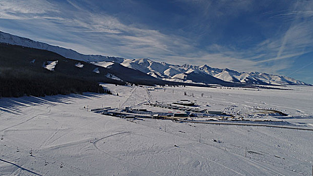 天山山麓雪后美景