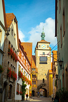 德国罗腾堡童话镇街道上古老的钟楼