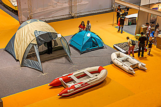 重庆休闲用品展示博览会上的橡皮船