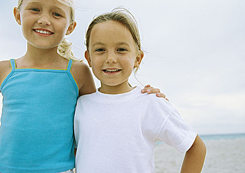 两个,小,女孩,站立,并排,海滩
