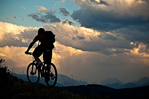 男性,山地车手,骑,日落,艾伯塔省,加拿大