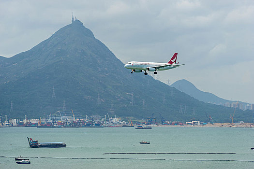 一架国泰港龙航空的客机正降落在香港国际机场