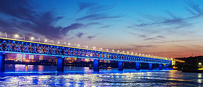 夜幕下的武汉长江大桥景色