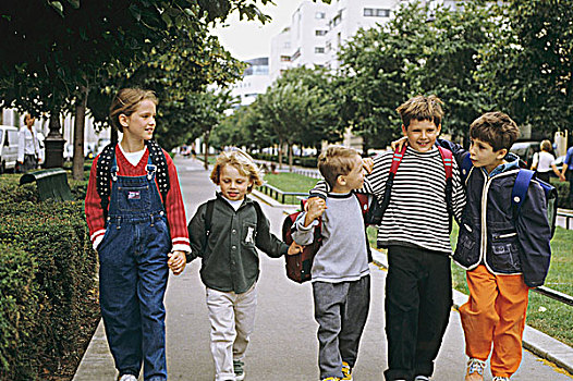 五个,孩子,三个男孩,两个女孩,学校,背包,走,道路,街道