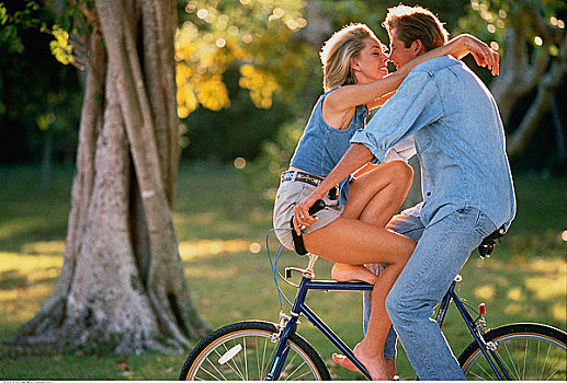 坐,夫妇,自行车,吻
