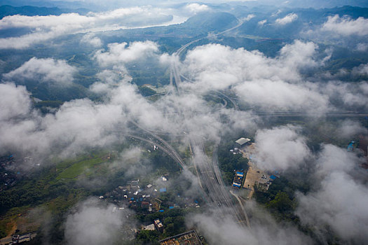 广西梧州,云雾飘渺互通立交美如画