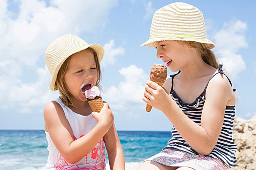 两个女孩,吃,冰淇淋蛋卷,海滩,西西里,意大利