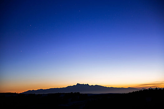 日出前夕的新疆乌鲁木齐博格达峰