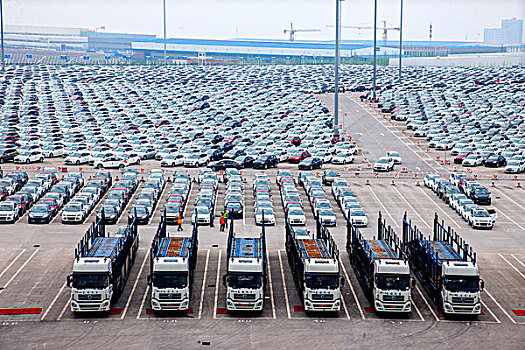 重庆长安民生物流股份有限公司正在长安福特汽车有限公司二工厂轿车整车转运场上储运商品车