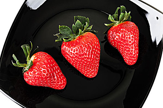 三个,新鲜,草莓,黑色背景,碟,俯视