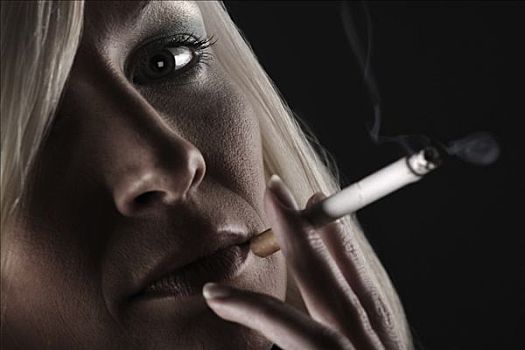 肖像,年轻,金发女郎,吸烟,香烟