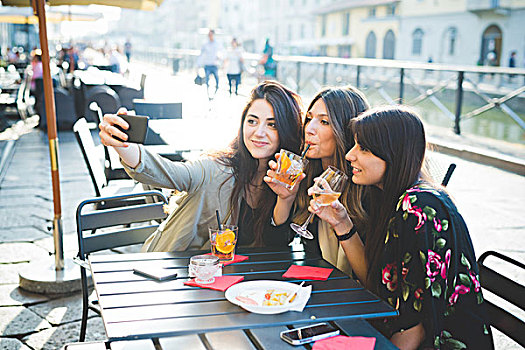 三个女人,年轻,姿势,智能手机,水岸,咖啡