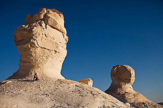坐,女人,靠近,岩石构造,白沙漠,埃及