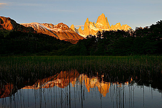 山脉,日出,反射,洛斯格拉希亚雷斯国家公园,圣克鲁斯省,巴塔哥尼亚,阿根廷,南美