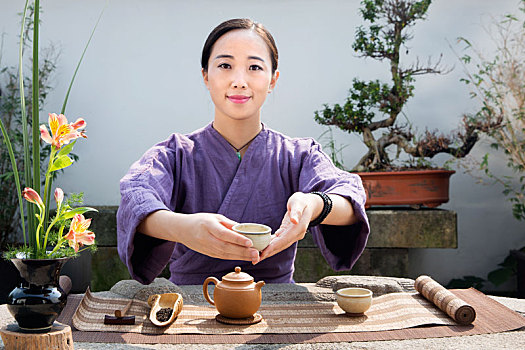 女茶艺师做茶道