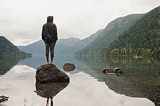 男青年,站立,石头,向外看,上方,湖,不列颠哥伦比亚省,加拿大