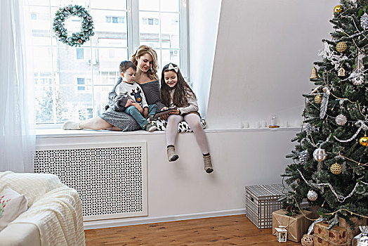坐,女人,孩子,窗台,在家,圣诞节
