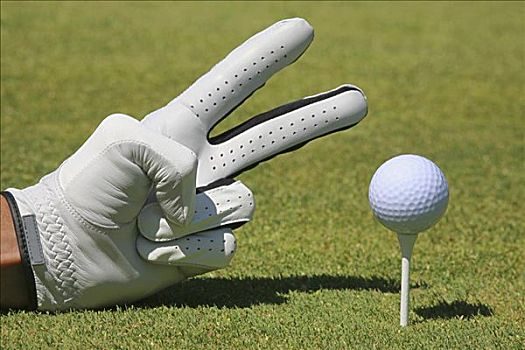 特写,手,展示,两个,手指,靠近,高尔夫球,球座