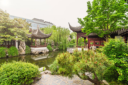 中国江苏南京瞻园景区的逐月楼和春波亭